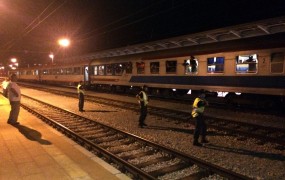Policija bo 150 prebežnikov vrnila na Hrvaško, prekinjen železniški promet čez Dobovo