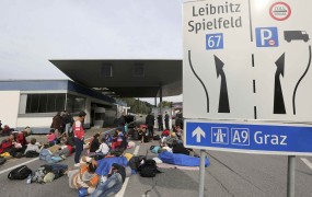 V Avstrijo v soboto vstopilo najmanj 10.000 beguncev