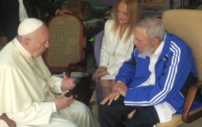 Papež Frančišek je Fidelu Castru podaril knjigo s Kube izgnanega jezuitskega učitelja