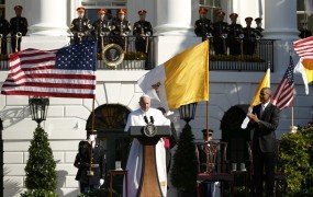 Papež Frančišek pred Belo hišo o svobodi vere in boju proti podnebnim spremembam