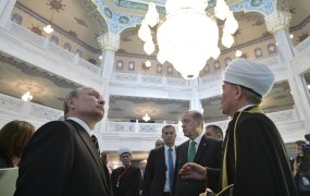 Putin odprl največjo mošejo v Evropi in kritiziral Islamsko državo