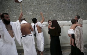 Dan po tragediji muslimani v Meki nadaljujejo kamenjanje hudiča