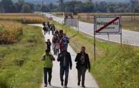 Taksist Mohamed migrantom računa 150 evrov za pot od madžarske meje do Dunaja