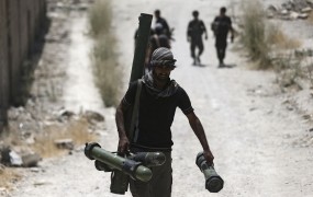 Sirski uporniki, ki so jih urile ZDA, orožje predali islamskim skrajnežem