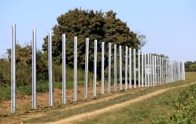 Madžarska: Bodeča žica na meji s Slovenijo postavljena kot "poskus"