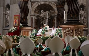 Papež z mašo odprl sinodo o družini