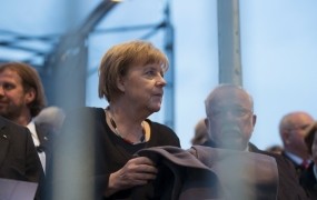 V nemški CSU pozivi k spremembi pravice do azila, a Merklova je proti