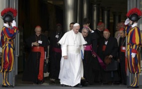 Papež škofom na sinodi: Cerkev ni muzej, je prostor napredka