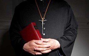 Italijanski duhovnik z izrazi razumevanja za pedofile sprožil val zgražanja
