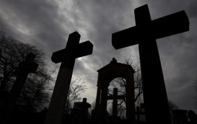 V Krškem na pokopališču oskrunili več grobov