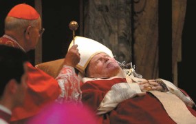 Poljski parlament bo shranil relikvijo s krvjo papeža Janeza Pavla II.