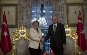 Merklova v Turčiji o priseljenski krizi; podprla je vizumske olajšave za Turčijo