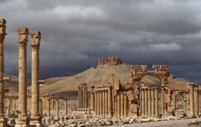 Džihadisti v Palmiri usmrtili tri ljudi z uničenjem zgodovinskih stebrov