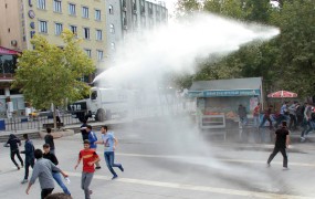 Turška policija s solzivcem in vodnim topom na sedež medijske skupine