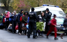 Na meji med Avstrijo in Nemčijo gneča tudi po omejitvi prehoda beguncev
