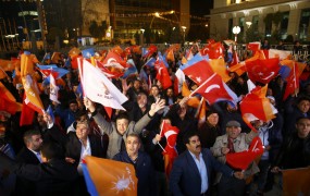 V Turčiji prepričljiva zmaga Erdoganove AKP