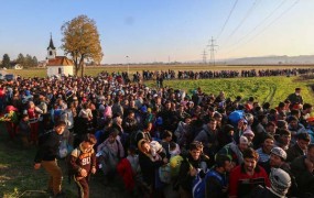 Slovenija v migrantski krizi šibka točka EU: porozna, prepustna, klečeplazna, na kolenih