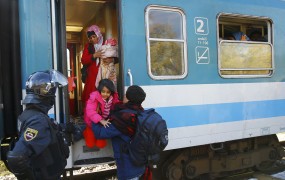 V Dobovo danes prispeli že štirje vlaki s skupno 4500 begunci