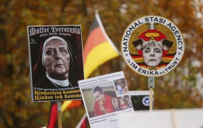 Na protestu v Berlinu: "Rešite Nemčijo, ustavite Merklovo"