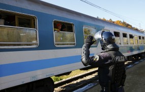 V Dobovo danes z vlakom prispelo le 700 migrantov