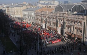 Ruski komunisti s povorko po Moskvi slavili oktobrsko revolucijo