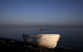 Pri grškem Lezbosu prestregli luksuzno jahto s 300 migranti
