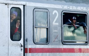 Migrantska kriza: V Dobovo danes z dvema vlakoma prispelo dobrih 2100 migrantov