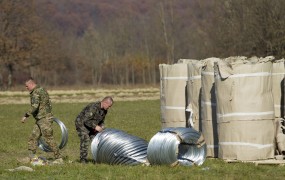 Slovenska vojska nadaljuje s postavljanjem ograje ob Sotli