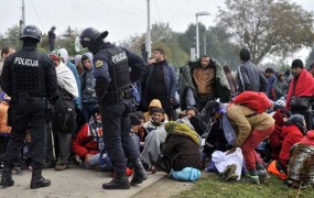 Slovenija po napadih v Parizu poostrila nadzor na meji in postopke obravnave migrantov 