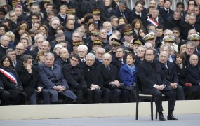 Hollande na žalni slovesnosti: Francija bo naredila vse, da uniči vojsko fanatikov