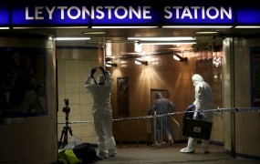 V terorističnem napadu z nožem v Londonu trije ranjeni