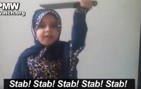 VIDEO: Sovraštva učijo že otroke: mala palestinska deklica bi se z nožem lotila Izraelcev