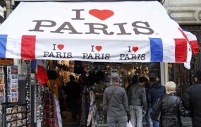 Francozi po napadih turiste privabljajo z akcijo #ParisWeLoveYou