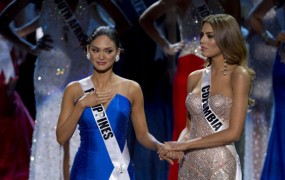 Blamaža zmedenega voditelja tekmovanja za Miss Universe: okronal napačno lepotico
