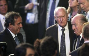 Etična "brca" za Blatterja in Platinija: osemletna prepoved dela v nogometu
