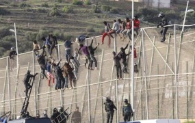 Več kot 180 afriškim migrantov vdrlo v špansko Ceuto, dva pri tem umrla