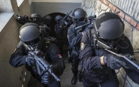 V Srbiji v obsežni operaciji proti korupciji aretirali 79 ljudi