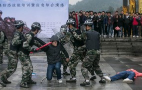 Kitajska sprejela sporen protiteroristični zakon, ki posega v zasebnost ljudi