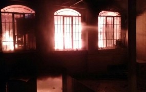 Protestniki v Teheranu zažgali savdsko veleposlaništvo