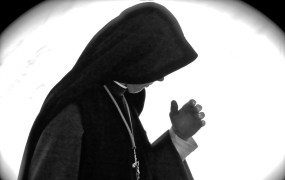 Redovniška pripravnica trdi, da ji je Bog naročil, naj vztraja v razpuščenem samostanu