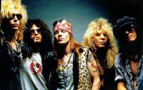 Potrjeno: Guns N' Roses po dveh desetletjih spet z Axlom Roseom in Slashem