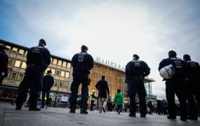 Šokantno policijsko poročilo o kölnski sramoti: Objokane ženske bežale skozi špalir pijanih migrantov