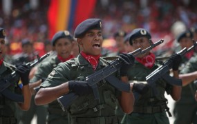 Venezuelska vojska obrnila hrbet opoziciji in obljubila zvestobo Maduru