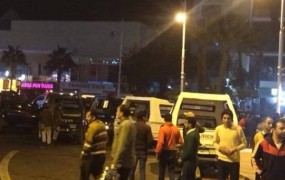 V egiptovski Hurgadi napad na hotel, ranjeni trije turisti, napadalci z zastavo IS