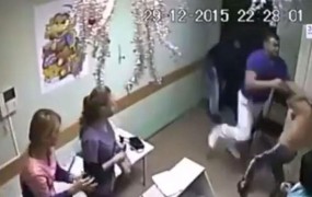 VIDEO: Zdravnik z udarcem ubil pacienta, ki je napadel medicinsko sestro