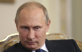 Putin priznava, da sankcije občutno škodujejo Rusiji, a se hvali s 300 milijardami rezerv v zlatu
