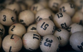 Ameriška loterija: rekordnih 1,59 milijarde dolarjev gre vsaj na tri dele
