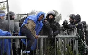 Avstrijski časnik: Slovenija, Avstrija in Nemčija naj bi omejile sprejemanje migrantov