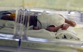 Sodišče razveljavilo 800.000 evrov težko sodbo zaradi napake pri porodu