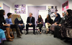 Cameron zagrozil z izgonom muslimank, ki ne znajo angleščine